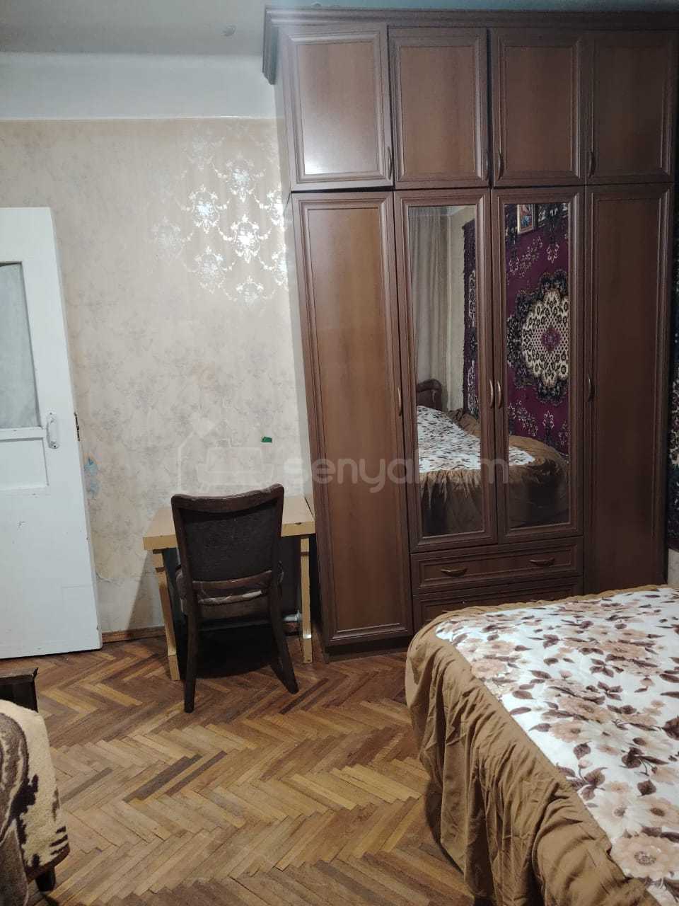 2 Սենյականոց Բնակարան Քարե Շենքում, 60քմ, 2/4 հարկ, Նորմալ Վիճակում, Կահավորված, Արևկող