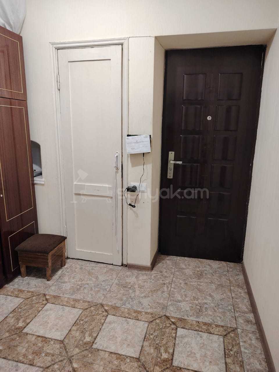 2 Սենյականոց Բնակարան Քարե Շենքում, 60քմ, 2/4 հարկ, Նորմալ Վիճակում, Կահավորված, Արևկող