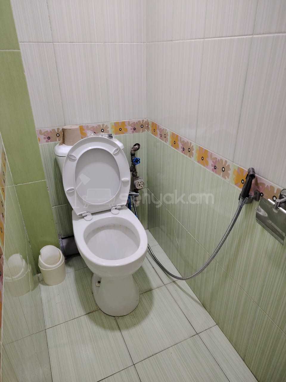 2 Սենյականոց Բնակարան Քարե Շենքում, 60քմ, 2/4 հարկ, Նորմալ Վիճակում, Կահավորված, Արևկող