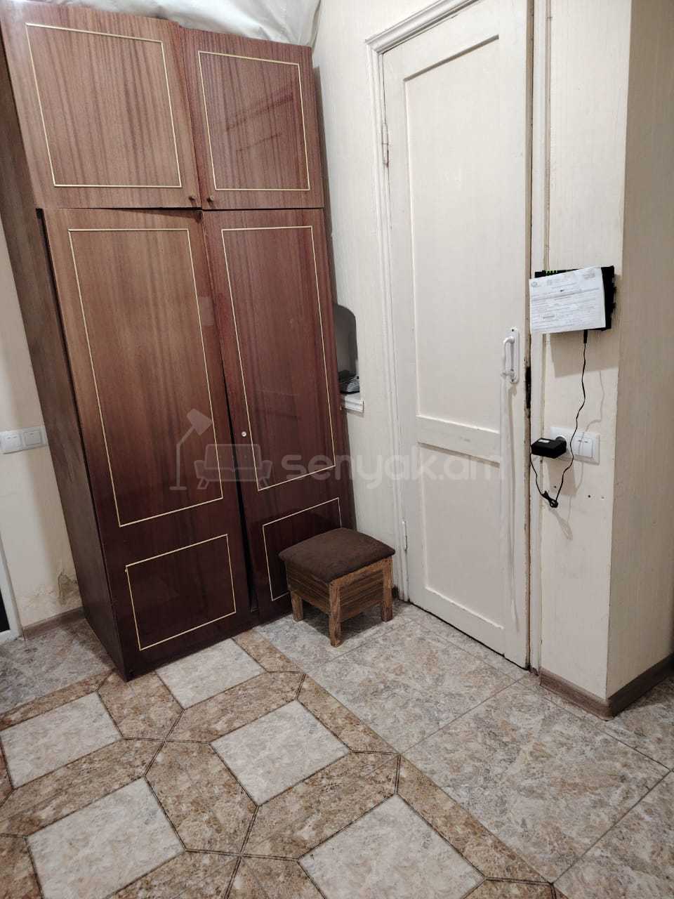 2 Սենյականոց Բնակարան Քարե Շենքում, 60քմ, 2/4 հարկ, Նորմալ Վիճակում, Կահավորված, Արևկող