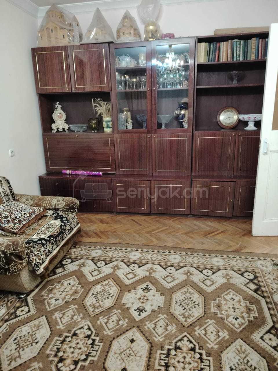 2 Սենյականոց Բնակարան Քարե Շենքում, 60քմ, 2/4 հարկ, Նորմալ Վիճակում, Կահավորված, Արևկող