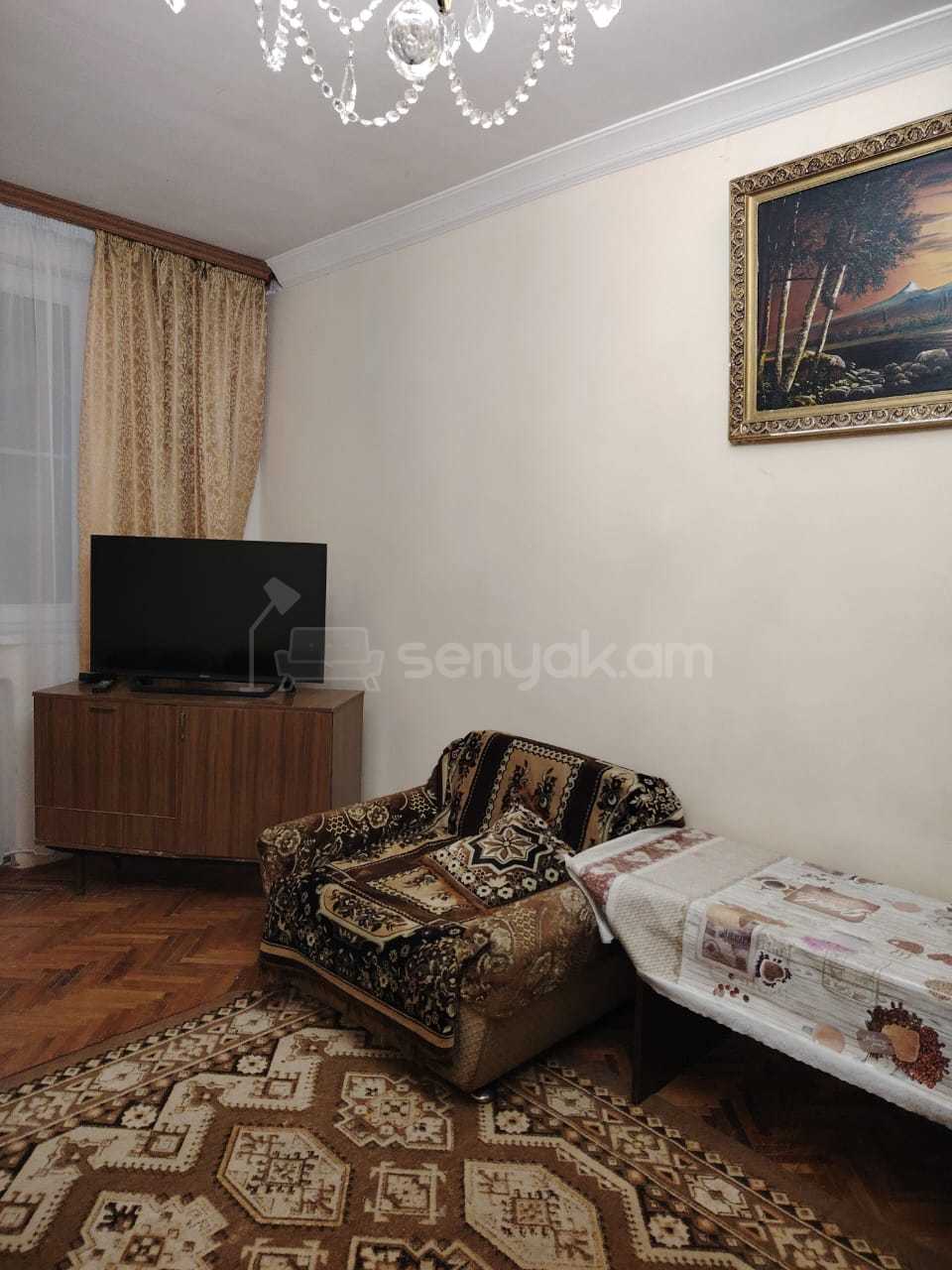 2 Սենյականոց Բնակարան Քարե Շենքում, 60քմ, 2/4 հարկ, Նորմալ Վիճակում, Կահավորված, Արևկող