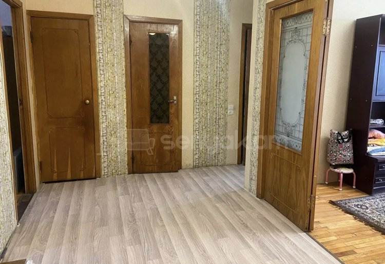 3 Սենյականոց Բնակարան Քարե Շենքում, 79քմ, 1/5 հարկ, Նորմալ Վիճակում, Կահավորված, Արևկող