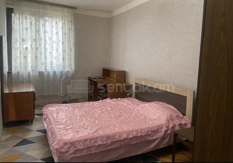 3 Սենյականոց Բնակարան Քարե Շենքում, 79քմ, 1/5 հարկ, Նորմալ Վիճակում, Կահավորված, Արևկող