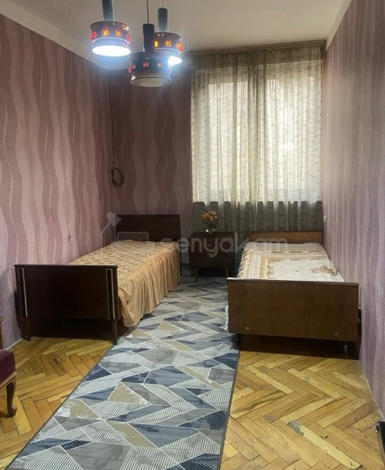 3 Սենյականոց Բնակարան Քարե Շենքում, 79քմ, 1/5 հարկ, Նորմալ Վիճակում, Կահավորված, Արևկող