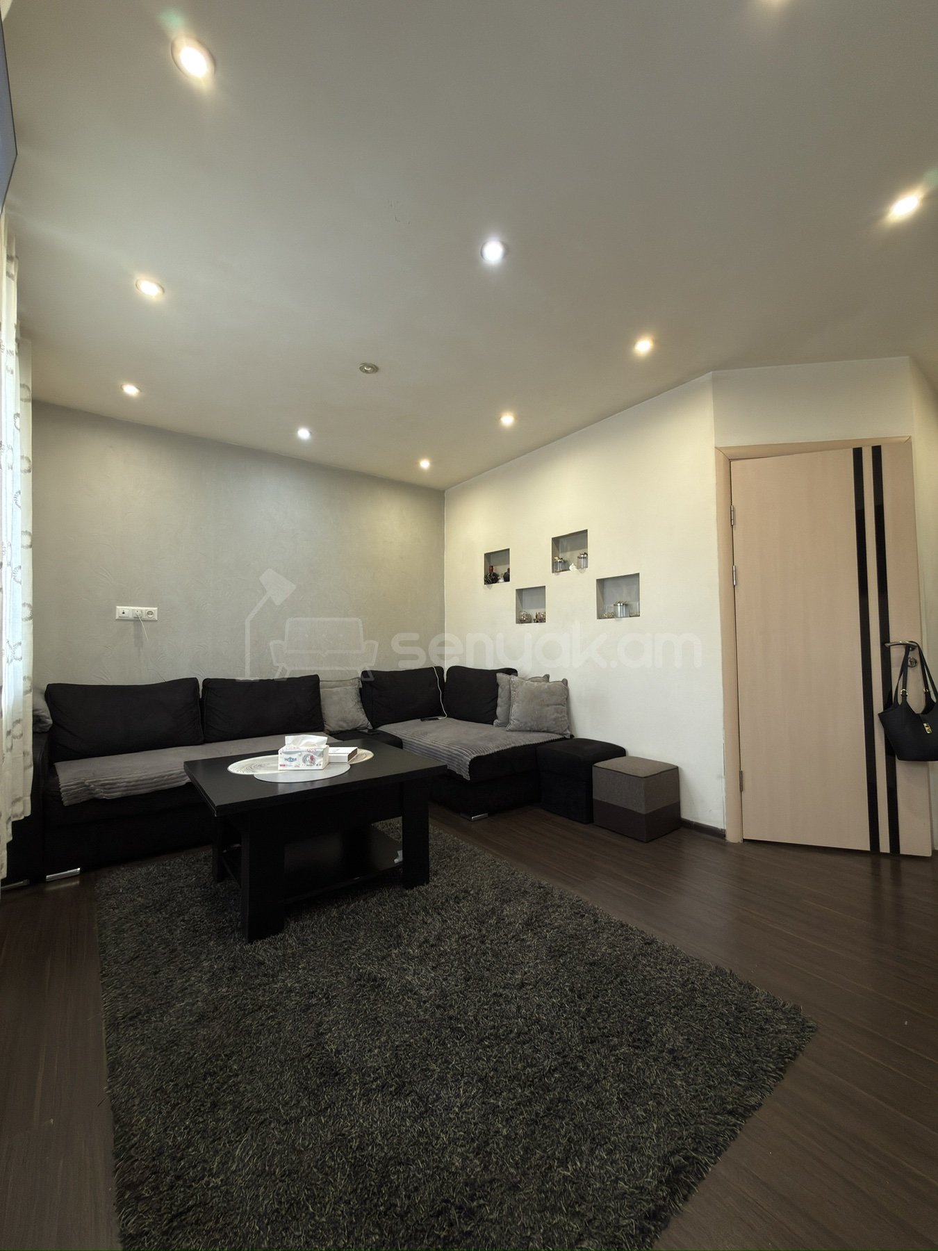 1 Սենյականոց Բնակարան Քարե Շենքում, 29քմ, 1/4 հարկ, Նորմալ Վիճակում