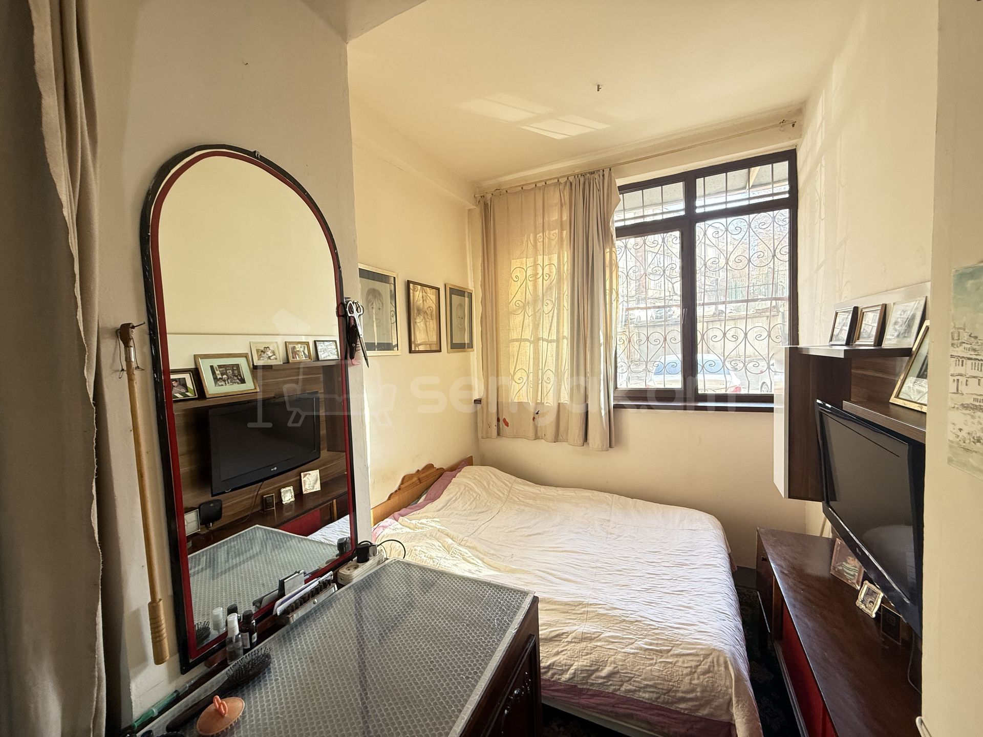 2 Սենյականոց Բնակարան Քարե Շենքում, 78քմ, 1/5 հարկ, Պետական Վիճակում