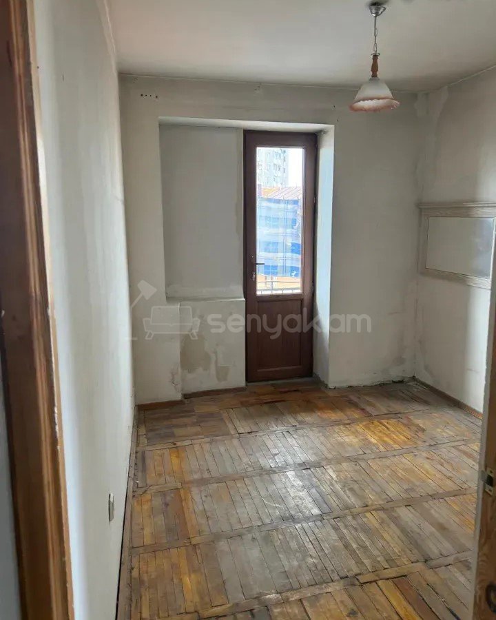 3 Սենյականոց Բնակարան Քարե Շենքում, 77քմ, 5/5 հարկ, Պետական Վիճակում