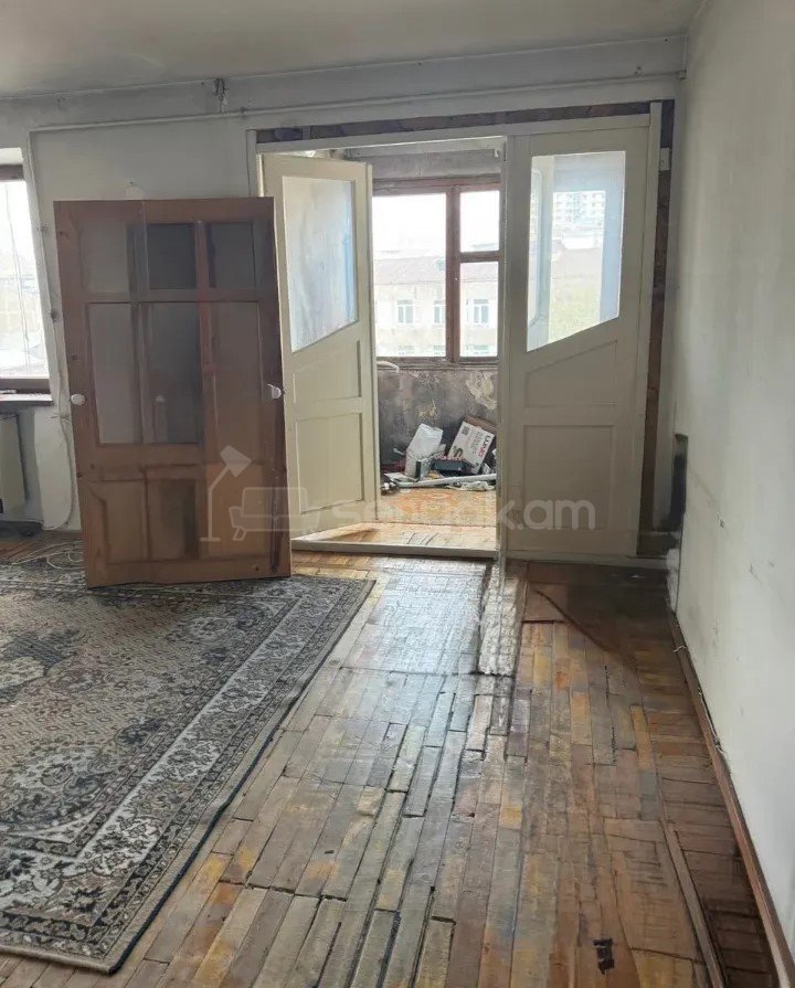 3 Սենյականոց Բնակարան Քարե Շենքում, 77քմ, 5/5 հարկ, Պետական Վիճակում