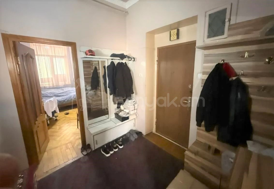 3 Սենյականոց Բնակարան Քարե Շենքում, 64քմ, 3/5 հարկ, Պետական Վիճակում