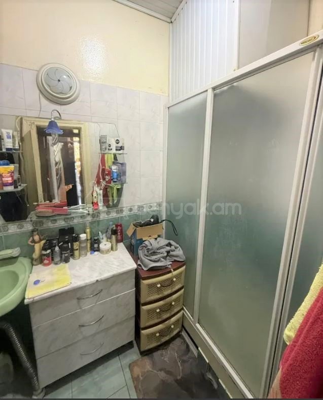 3 Սենյականոց Բնակարան Քարե Շենքում, 64քմ, 3/5 հարկ, Պետական Վիճակում