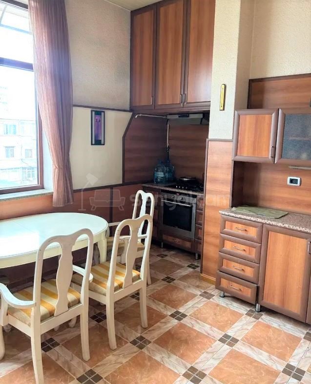 3 Սենյականոց Բնակարան Քարե Շենքում, 105քմ, 4/5 հարկ, Կապիտալ Վերանորոգված, Կահավորված, Արևկող