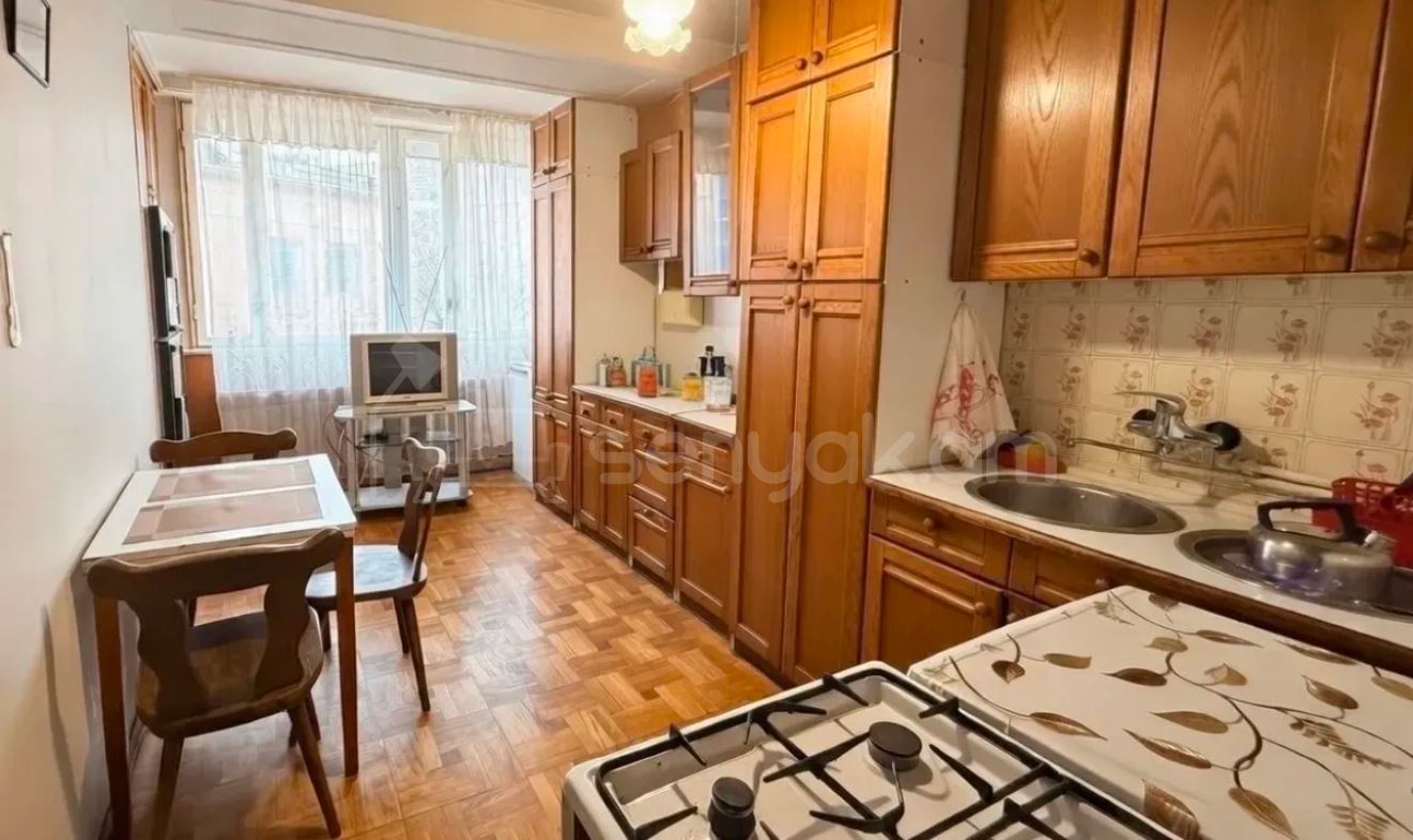 3 Սենյականոց Բնակարան Քարե Շենքում, 79քմ, 5/5 հարկ, Նորմալ Վիճակում