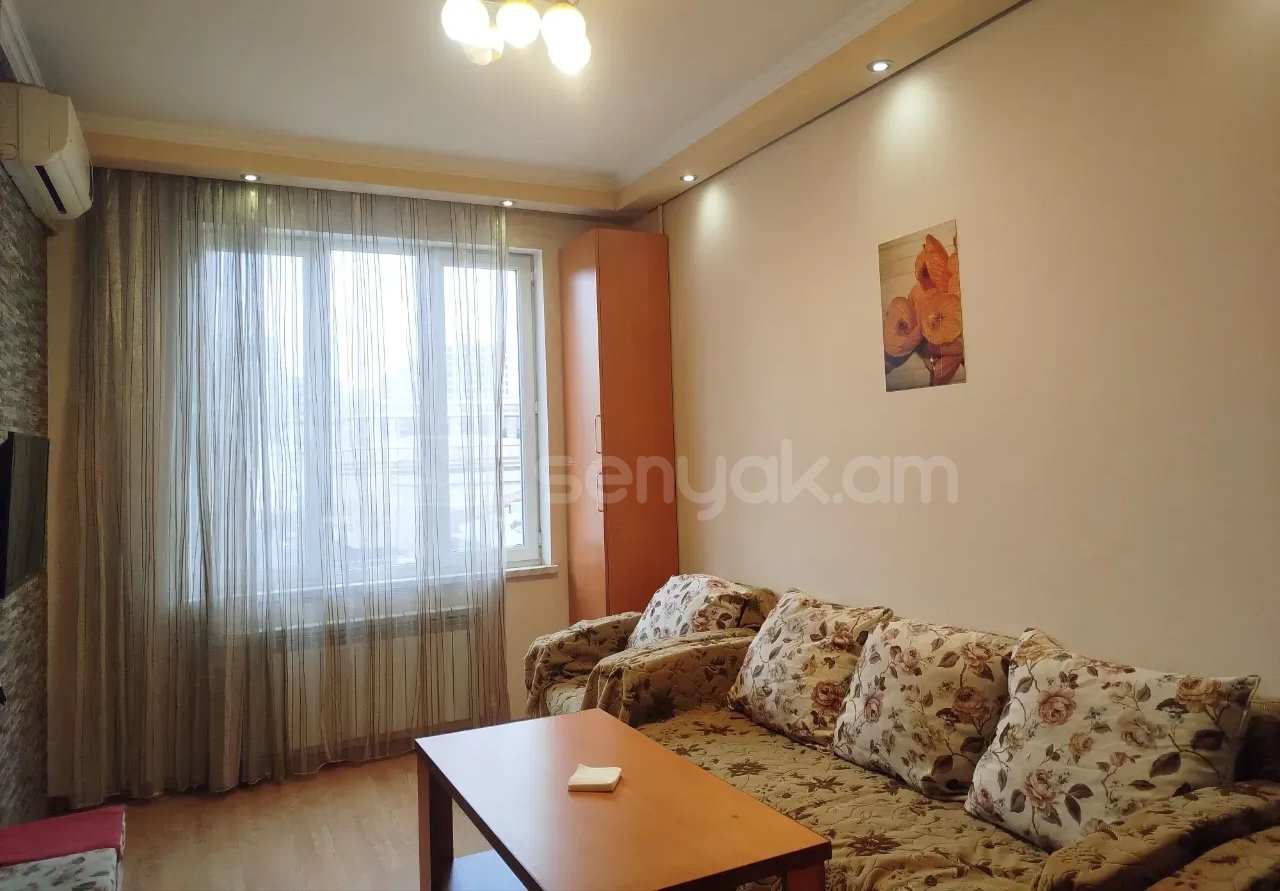 3 Սենյականոց Բնակարան Քարե Շենքում, 70քմ, 6/8 հարկ, Նորմալ Վիճակում, Կահավորված