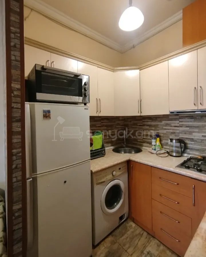 3 Սենյականոց Բնակարան Քարե Շենքում, 70քմ, 6/8 հարկ, Նորմալ Վիճակում, Կահավորված