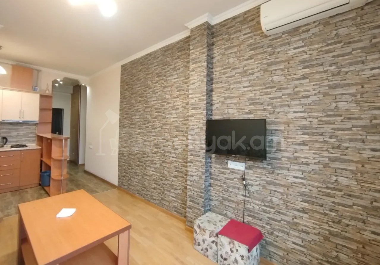 3 Սենյականոց Բնակարան Քարե Շենքում, 70քմ, 6/8 հարկ, Նորմալ Վիճակում, Կահավորված