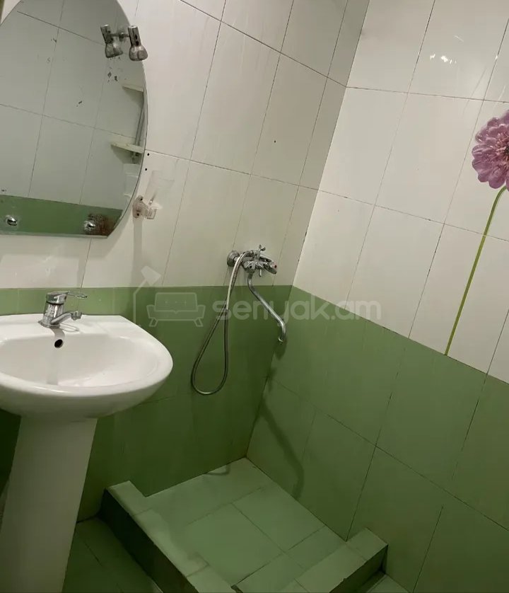 2 Սենյականոց Բնակարան Քարե Շենքում, 56քմ, 1/1 հարկ, Նորմալ Վիճակում, Կահավորված, Արևկող