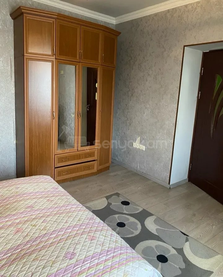 4 Սենյականոց Բնակարան Քարե Շենքում, 100քմ, 1/1 հարկ, Նորմալ Վիճակում, Կահավորված