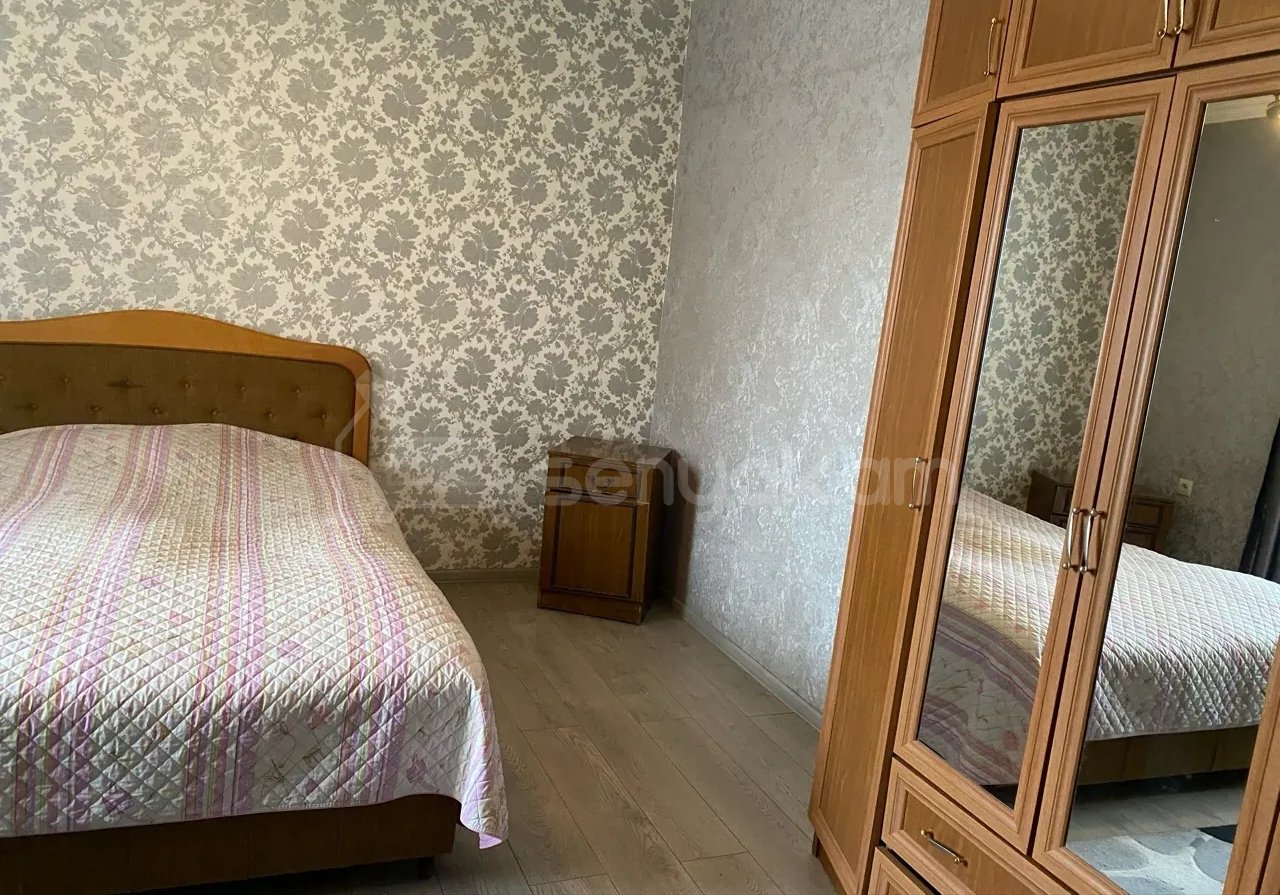 4 Սենյականոց Բնակարան Քարե Շենքում, 100քմ, 1/1 հարկ, Նորմալ Վիճակում, Կահավորված