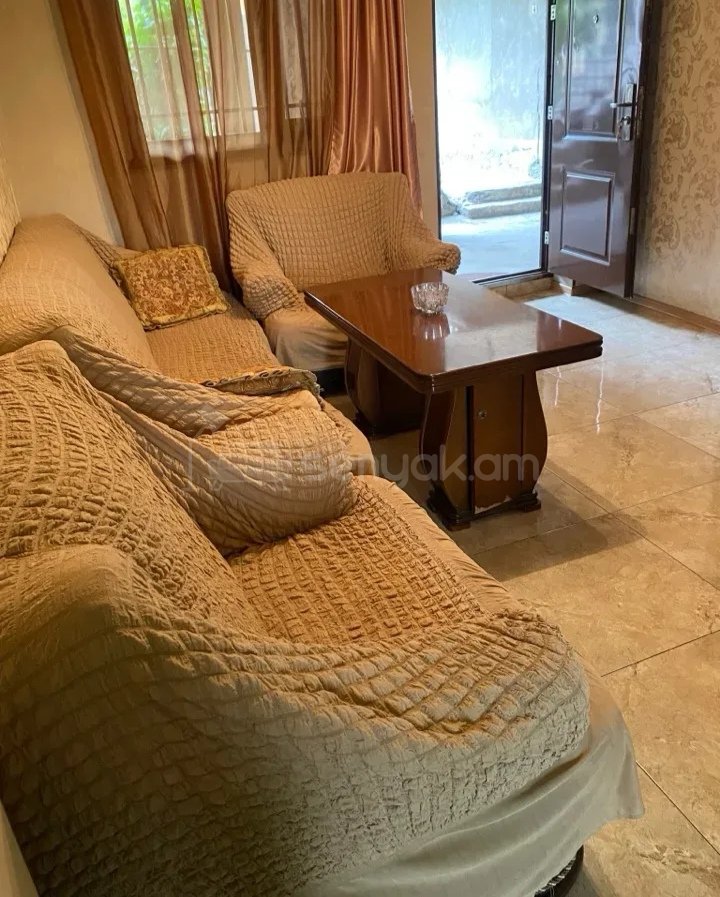 4 Սենյականոց Բնակարան Քարե Շենքում, 100քմ, 1/1 հարկ, Նորմալ Վիճակում, Կահավորված