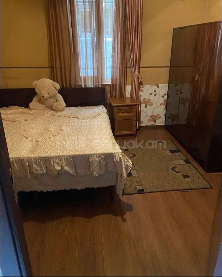 4 Սենյականոց Բնակարան Քարե Շենքում, 100քմ, 1/1 հարկ, Նորմալ Վիճակում, Կահավորված