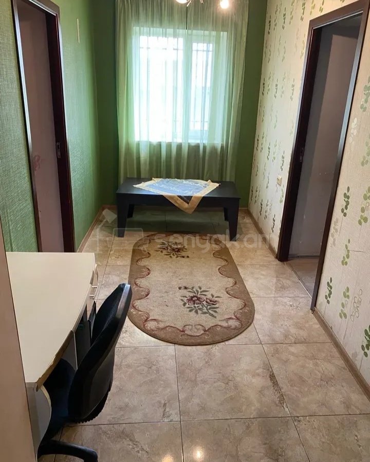 4 Սենյականոց Բնակարան Քարե Շենքում, 100քմ, 1/1 հարկ, Նորմալ Վիճակում, Կահավորված