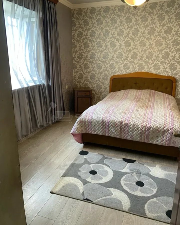 4 Սենյականոց Բնակարան Քարե Շենքում, 100քմ, 1/1 հարկ, Նորմալ Վիճակում, Կահավորված