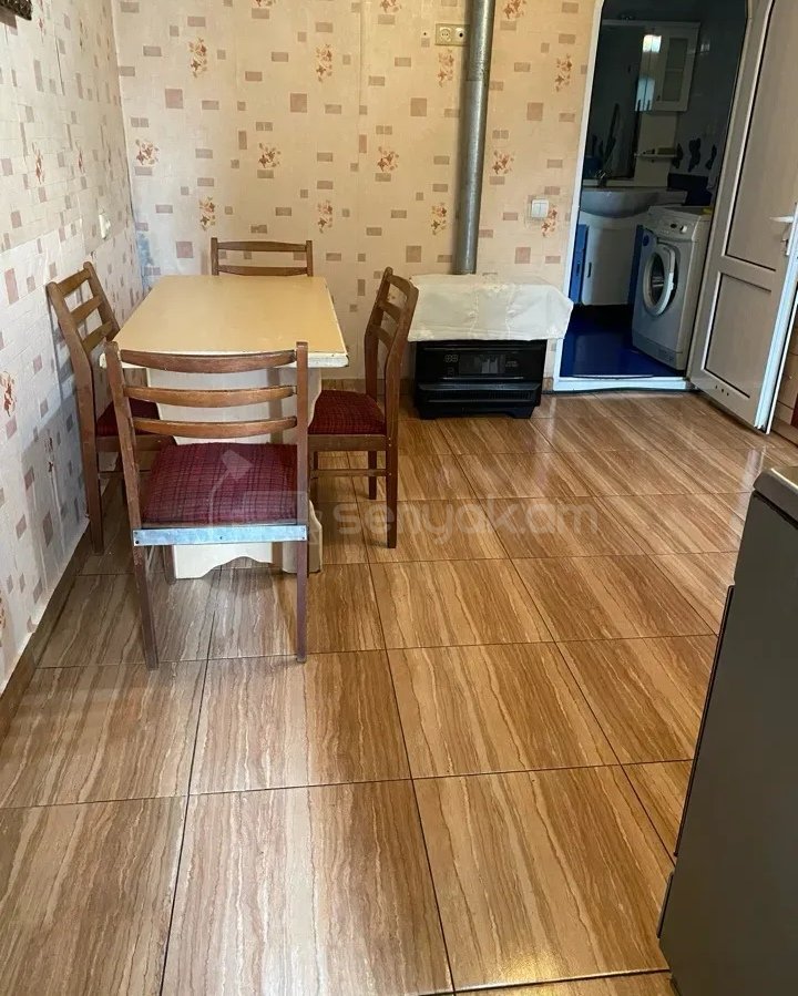 4 Սենյականոց Բնակարան Քարե Շենքում, 100քմ, 1/1 հարկ, Նորմալ Վիճակում, Կահավորված