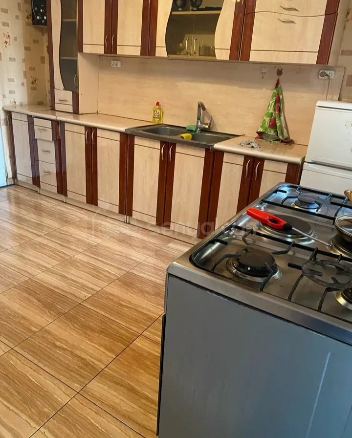 4 Սենյականոց Բնակարան Քարե Շենքում, 100քմ, 1/1 հարկ, Նորմալ Վիճակում, Կահավորված