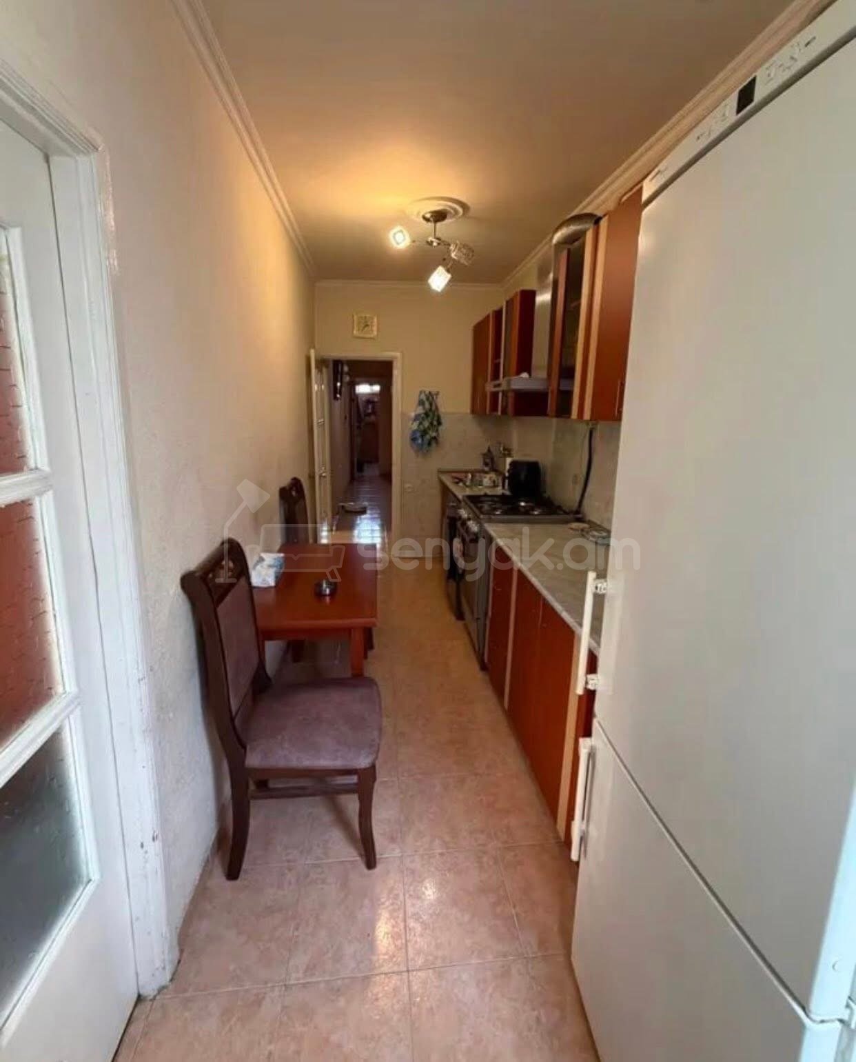 2 Սենյականոց Բնակարան Քարե Շենքում, 78քմ, 3/5 հարկ, Նորմալ Վիճակում, Կահավորված, Արևկող