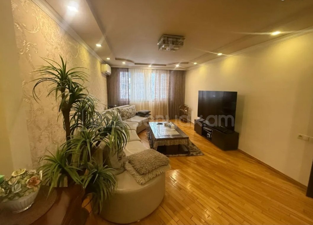 4 Սենյականոց Բնակարան Քարե Շենքում, 105քմ, 3/5 հարկ, Կապիտալ Վերանորոգված