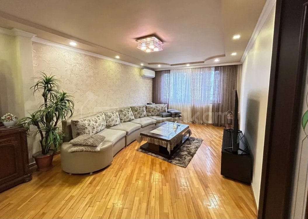 4 Սենյականոց Բնակարան Քարե Շենքում, 105քմ, 3/5 հարկ, Կապիտալ Վերանորոգված