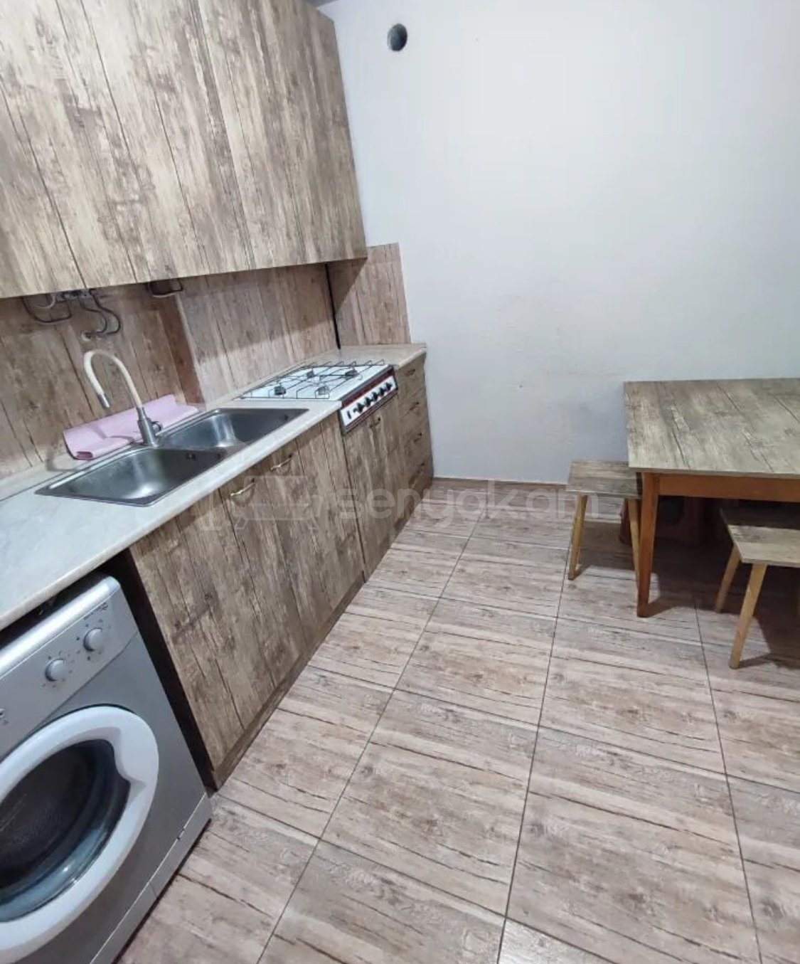 3 Սենյականոց Բնակարան, 95քմ, 3/3 հարկ, Կապիտալ Վերանորոգված, Կահավորված