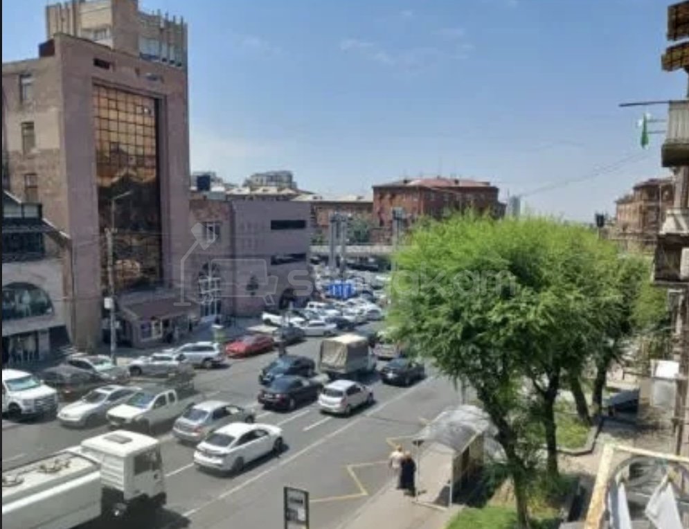 1 Սենյականոց Բնակարան Քարե Շենքում, 30քմ, 3/4 հարկ, Դիզայներական Վերանորոգված