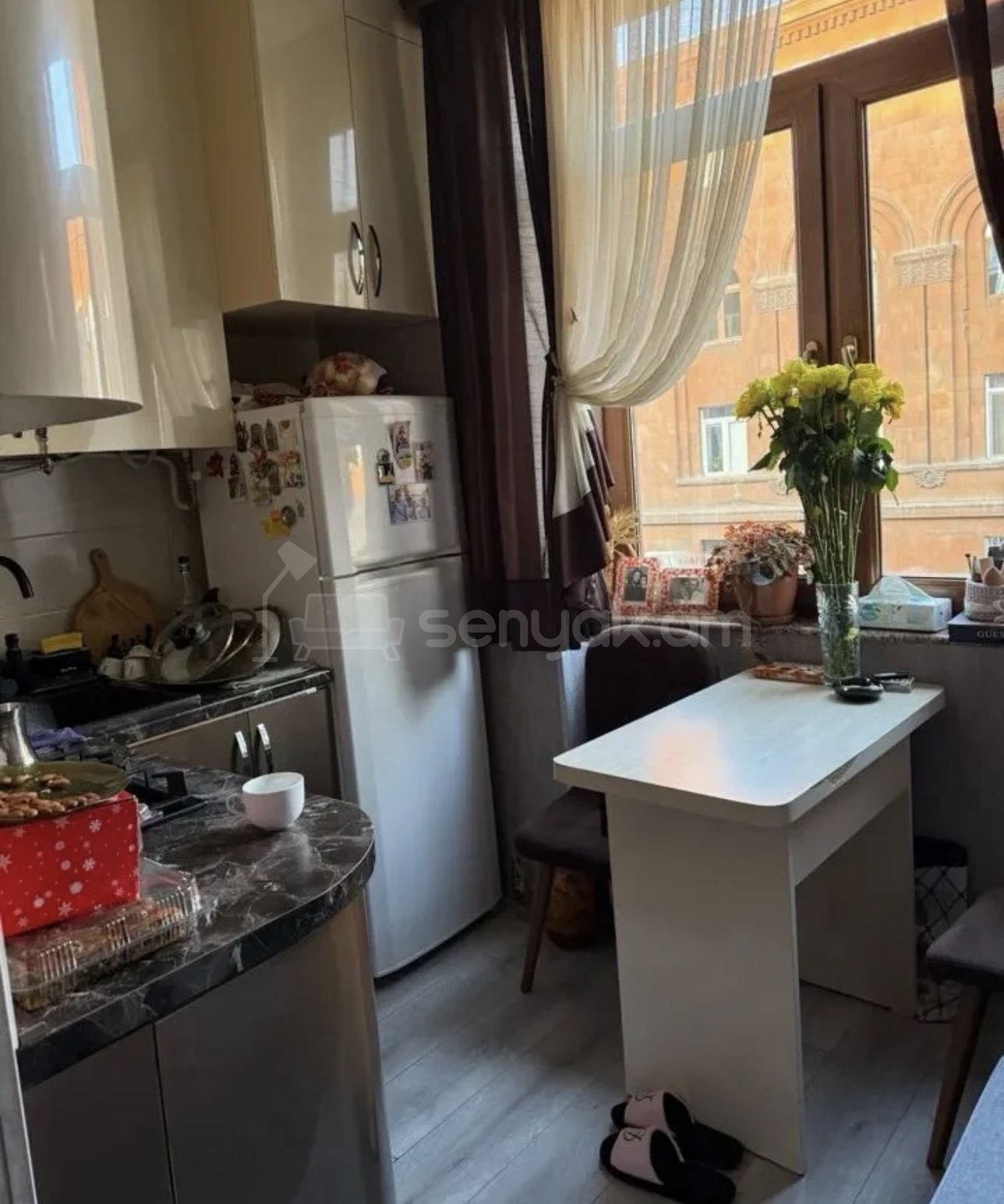 1 Սենյականոց Բնակարան Քարե Շենքում, 30քմ, 3/5 հարկ, Դիզայներական Վերանորոգված