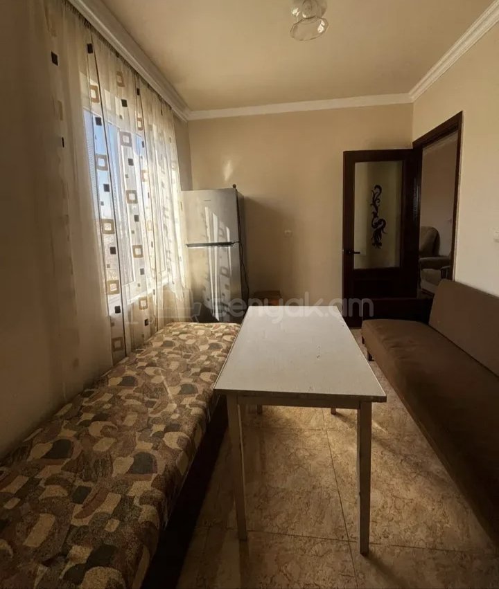 2 Սենյականոց Բնակարան Քարե Շենքում, 45քմ, 1/1 հարկ, Նորմալ Վիճակում, Կահավորված