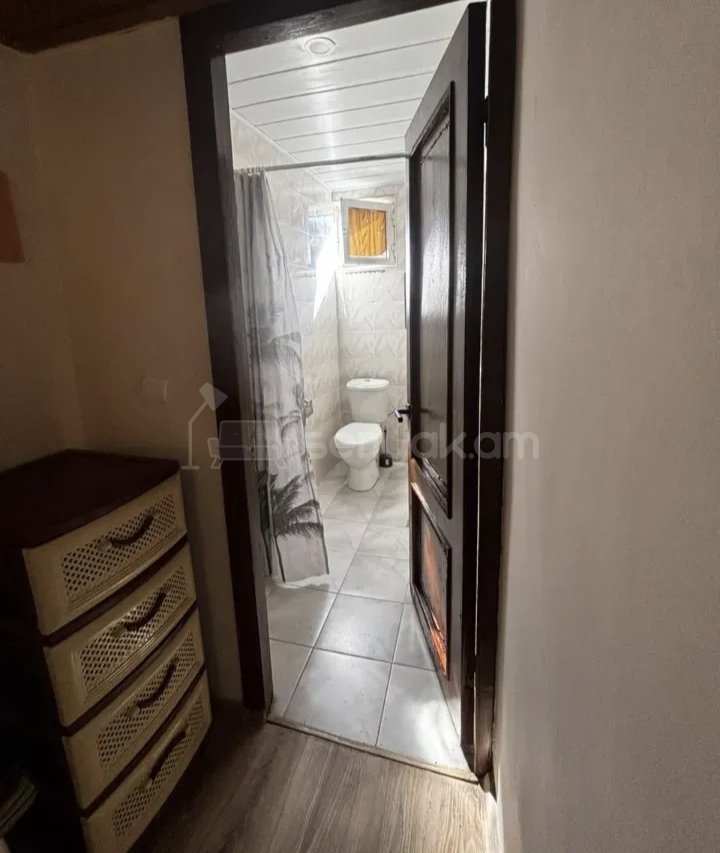 2 Սենյականոց Բնակարան Քարե Շենքում, 45քմ, 1/1 հարկ, Նորմալ Վիճակում, Կահավորված