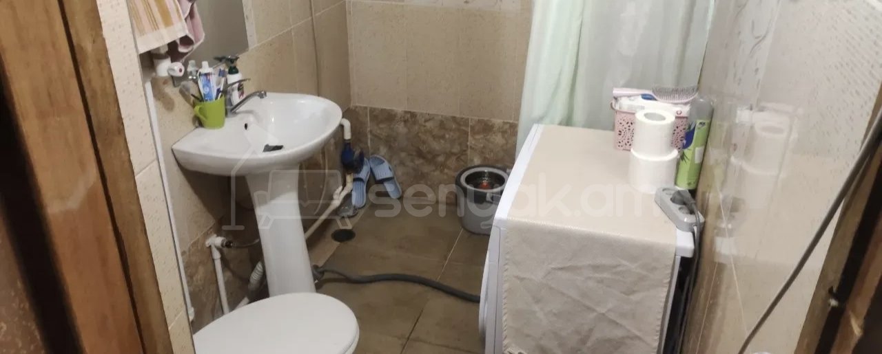 2 Սենյականոց Բնակարան Քարե Շենքում, 45քմ, 1/1 հարկ, Նորմալ Վիճակում, Կահավորված