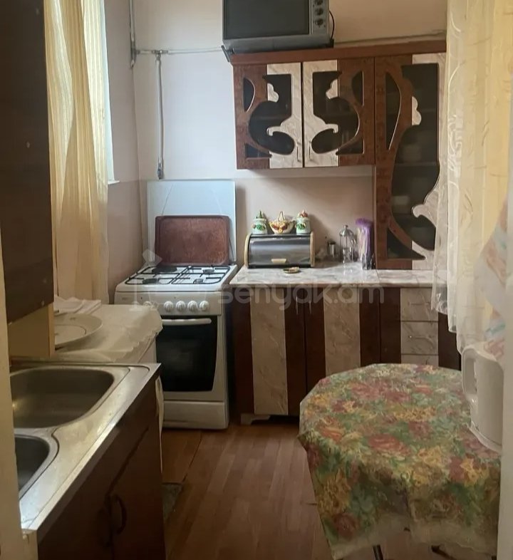 3 Սենյականոց Բնակարան Քարե Շենքում, 72քմ, 1/1 հարկ, Կապիտալ Վերանորոգված, Կահավորված