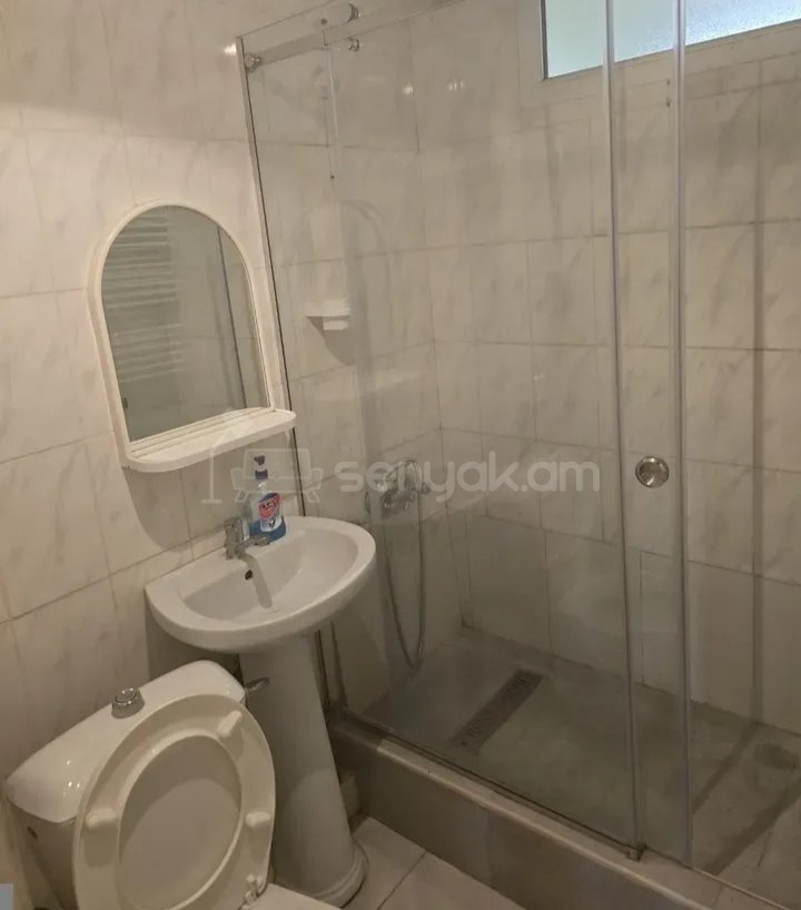 1 Սենյականոց Բնակարան Քարե Շենքում, 38քմ, 1/4 հարկ, Նորմալ Վիճակում, Կահավորված