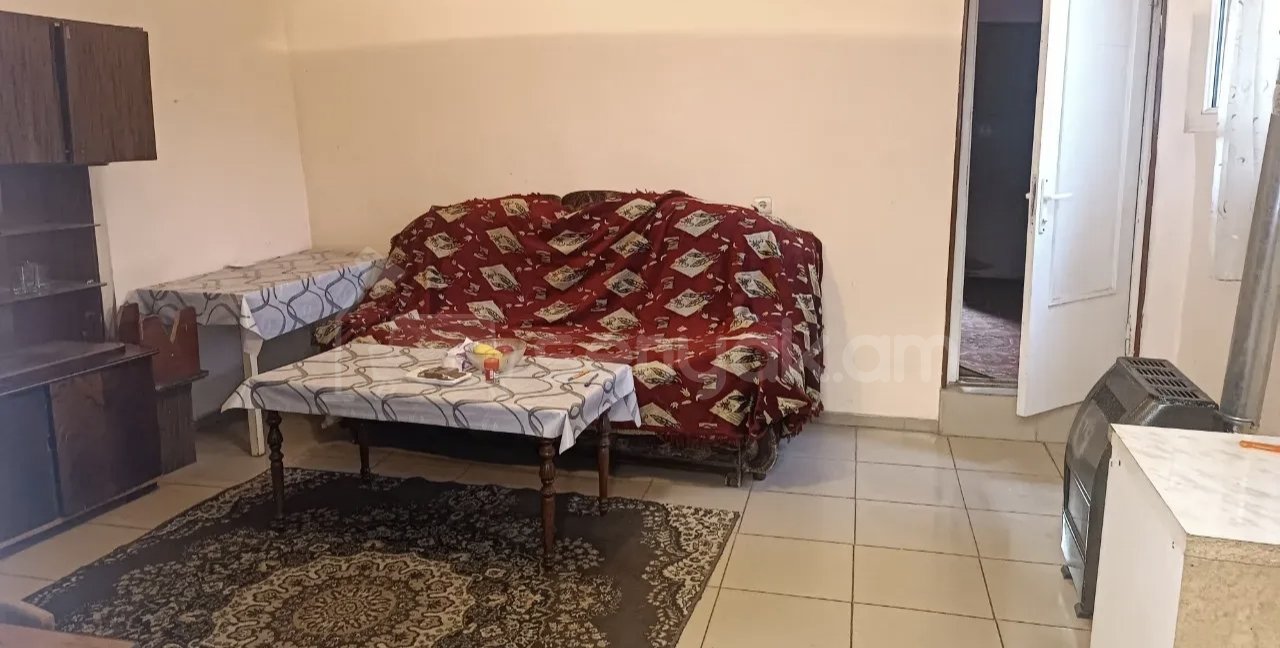 2 Սենյականոց Բնակարան Քարե Շենքում, 48քմ, 1/1 հարկ, Նորմալ Վիճակում, Կահավորված