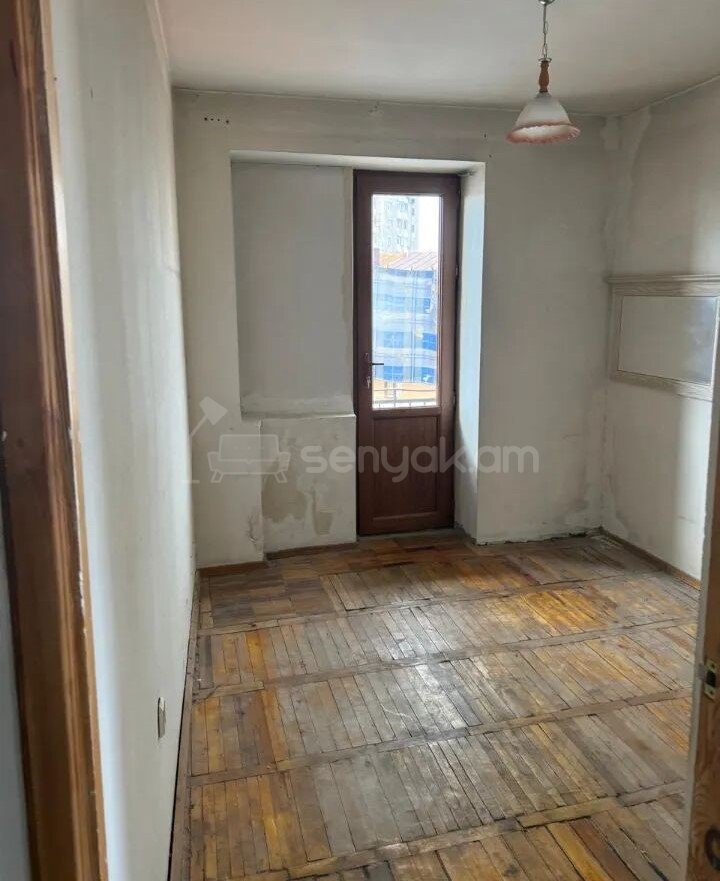 3 Սենյականոց Բնակարան Քարե Շենքում, 77քմ, 5/5 հարկ, Պետական Վիճակում