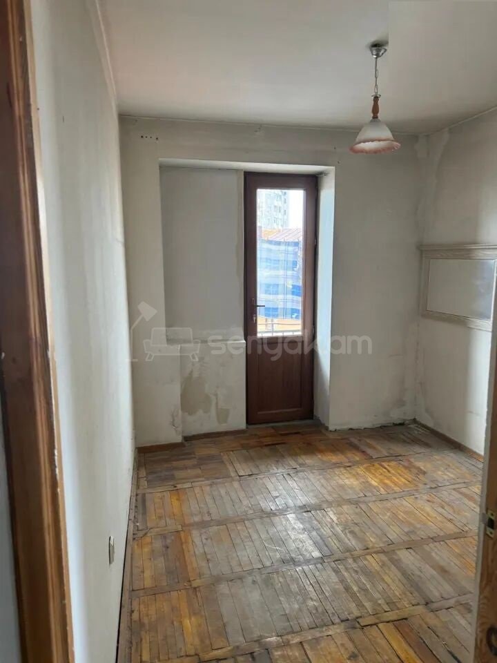 3 Սենյականոց Բնակարան Քարե Շենքում, 77քմ, 5/5 հարկ, Պետական Վիճակում