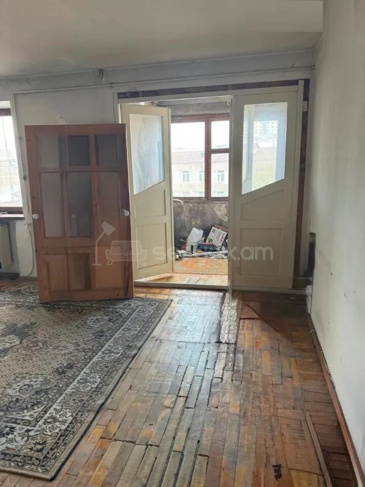 3 Սենյականոց Բնակարան Քարե Շենքում, 77քմ, 5/5 հարկ, Պետական Վիճակում