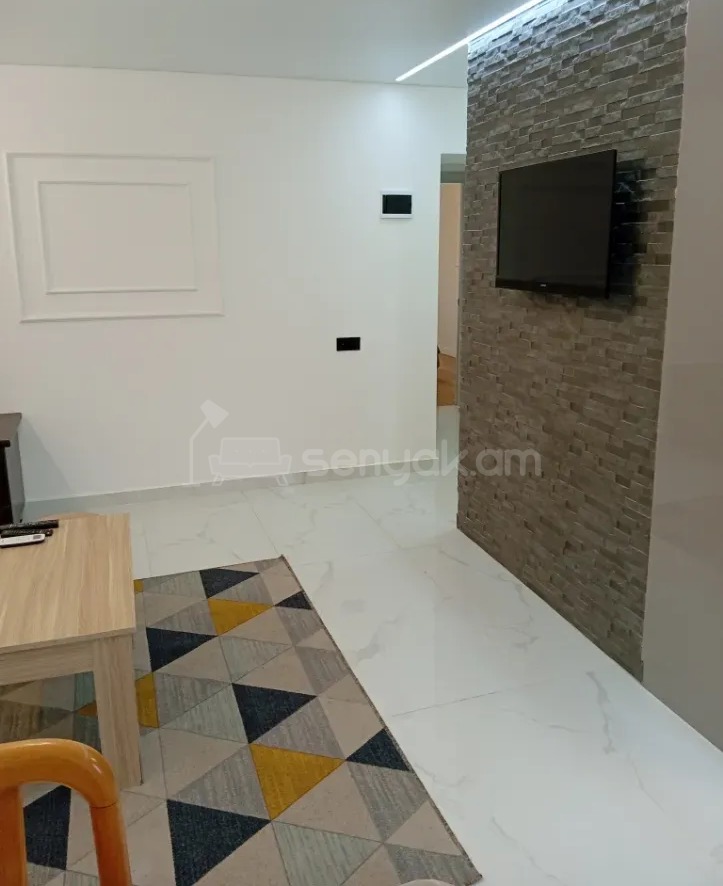 3 Սենյականոց Բնակարան Քարե Շենքում, 77քմ, 4/5 հարկ, Կապիտալ Վերանորոգված