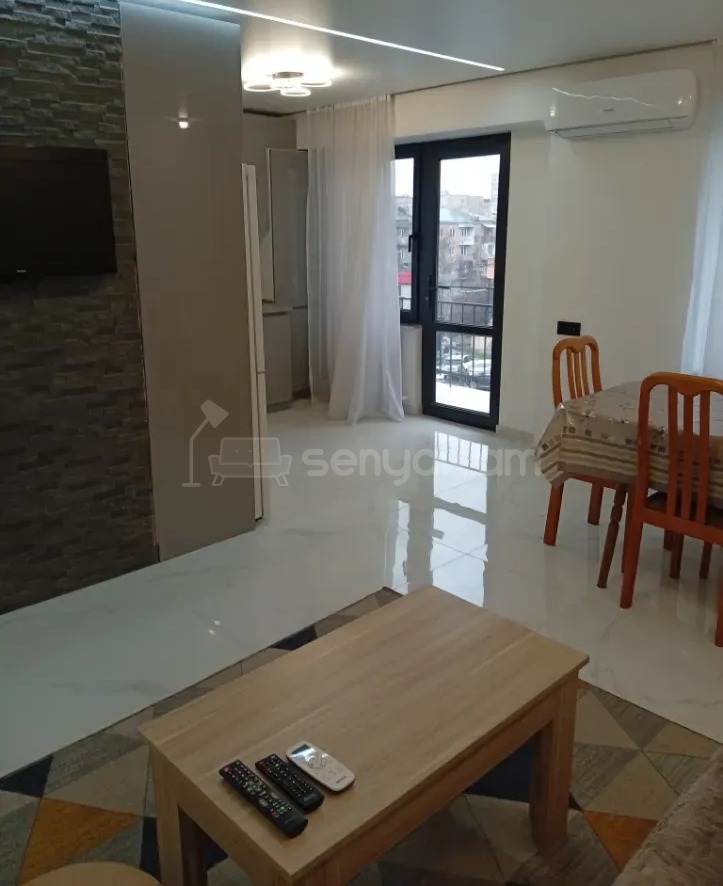 3 Սենյականոց Բնակարան Քարե Շենքում, 77քմ, 4/5 հարկ, Կապիտալ Վերանորոգված