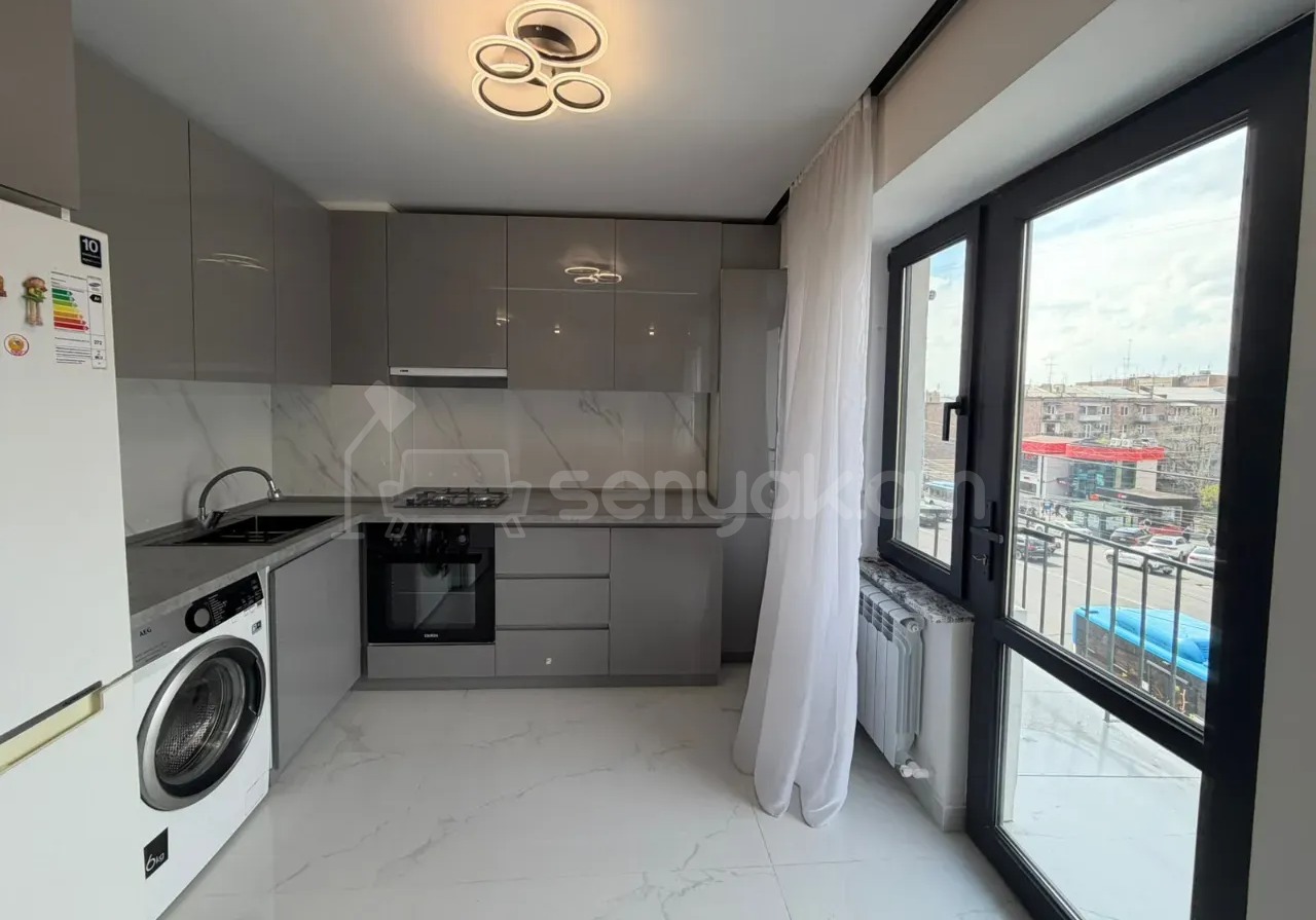 3 Սենյականոց Բնակարան Քարե Շենքում, 77քմ, 4/5 հարկ, Կապիտալ Վերանորոգված