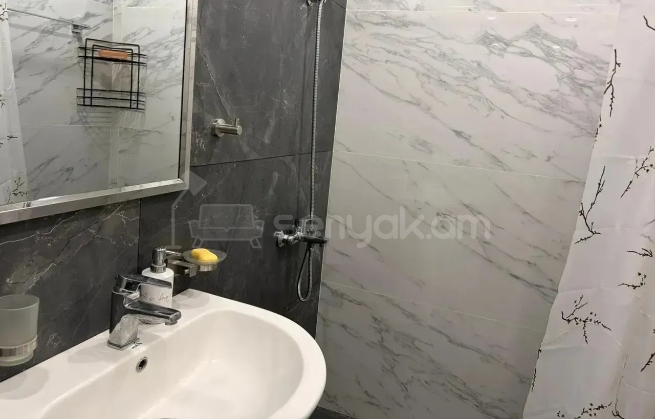 3 Սենյականոց Բնակարան Քարե Շենքում, 77քմ, 4/5 հարկ, Կապիտալ Վերանորոգված