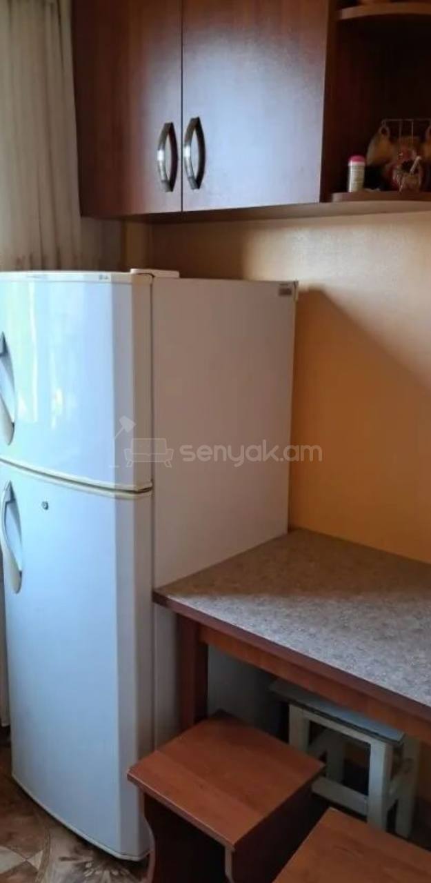 3 Սենյականոց Բնակարան Քարե Շենքում, 63քմ, 3/3 հարկ, Նորմալ Վիճակում, Կահավորված