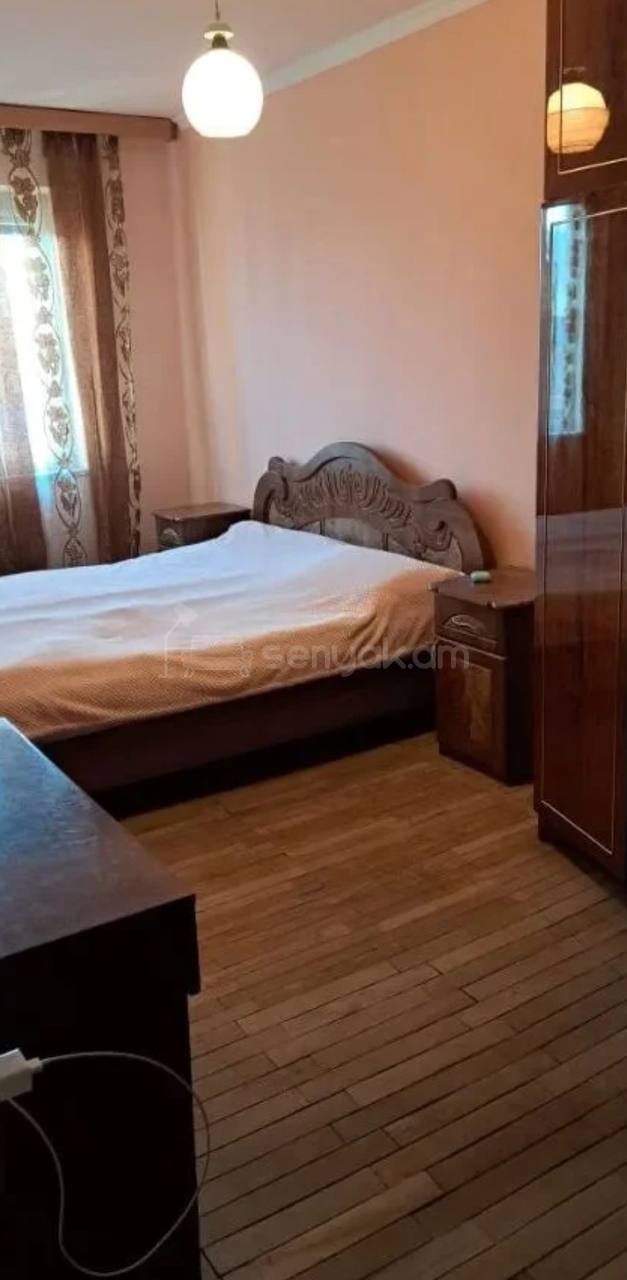 3 Սենյականոց Բնակարան Քարե Շենքում, 63քմ, 3/3 հարկ, Նորմալ Վիճակում, Կահավորված